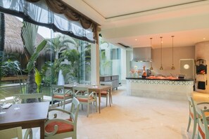 8 ristoranti, aperti a colazione, a pranzo e a cena, cucina giapponese