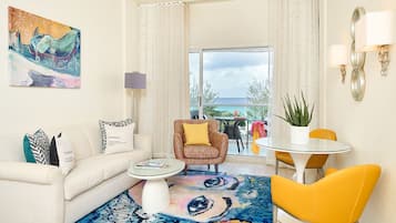 Caja de seguridad en la habitación y escritorio