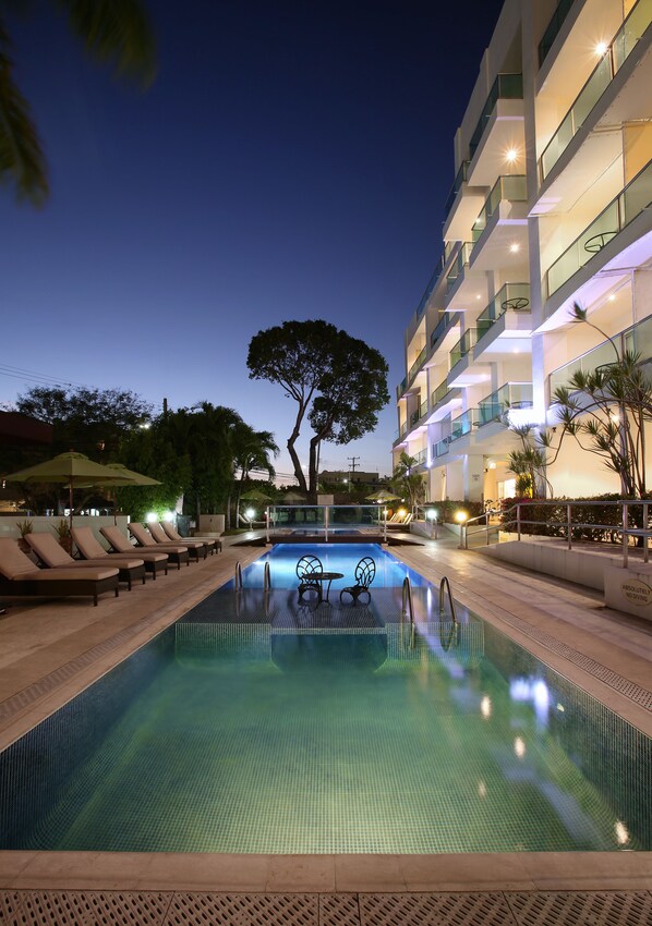 Outdoor pool, pool loungers
