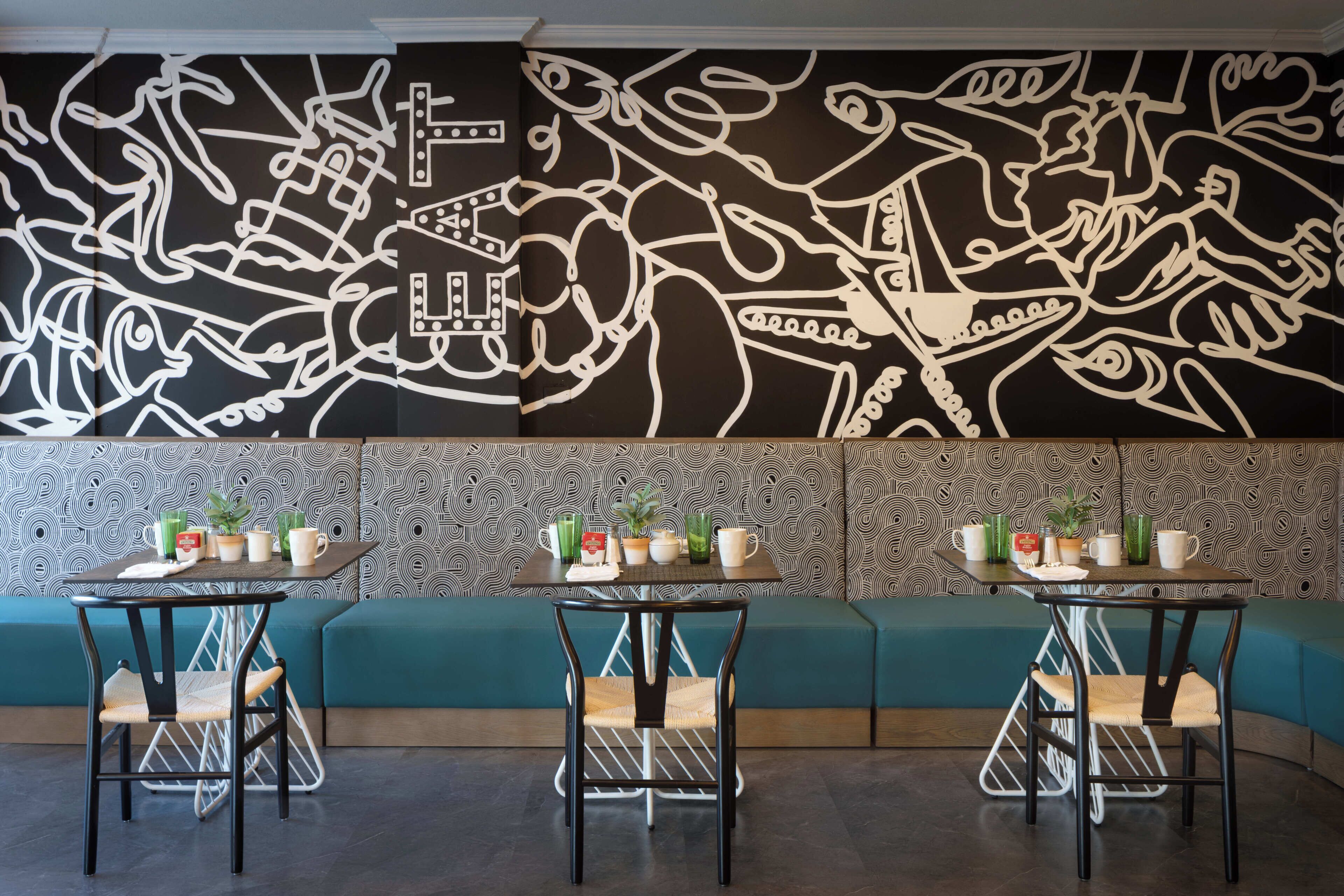 breakfast and lunch served, international cuisine