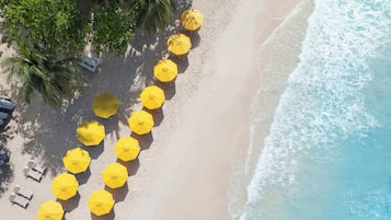 In Strandnähe, weißer Sandstrand, Liegestühle, Strandtücher