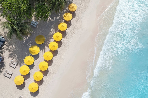 Pantai di sekitar, pasir putih, kursi berjemur, dan handuk pantai