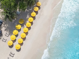 Una playa cerca, arena blanca, sillas reclinables de playa