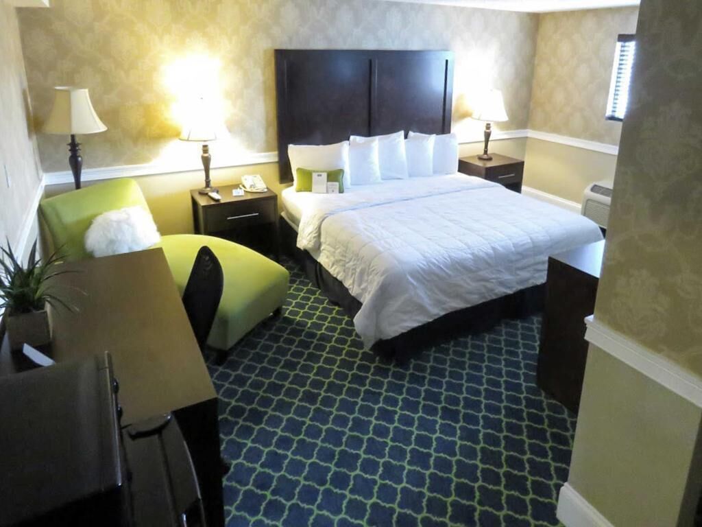 In-room safe, laptop workspace, blackout drapes, iron/ironing board