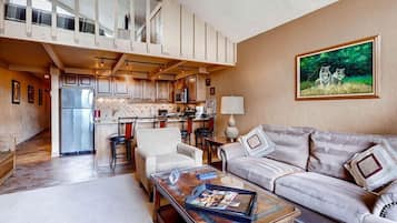 Condo, 1 phòng ngủ, 2 phòng tắm (Loft) | Phòng khách | Lò sưởi, đầu đĩa DVD