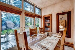 Condo, 1 Bedroom, 2 Bathrooms (Den) | In-room dining