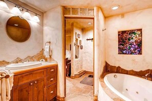 Appartement, 1 slaapkamer, 2 badkamers (Den) | Badkamer | Een douche, een haardroger, handdoeken