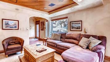 Kondominium, 1 kamar tidur, 2 kamar mandi (Den) | Area keluarga | Perapian dan pemutar DVD