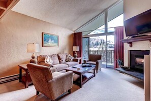 Condo, 1 quarto, 2 banheiros (Loft) | Sala de estar | Lareira, DVD player