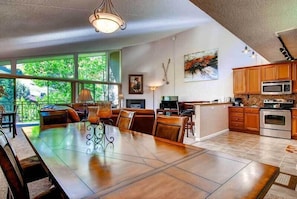 Condo, 2 Bedrooms, 2 Bathrooms | In-room dining
