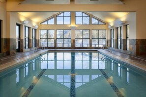 Piscine couverte, piscine extérieure, chaises longues