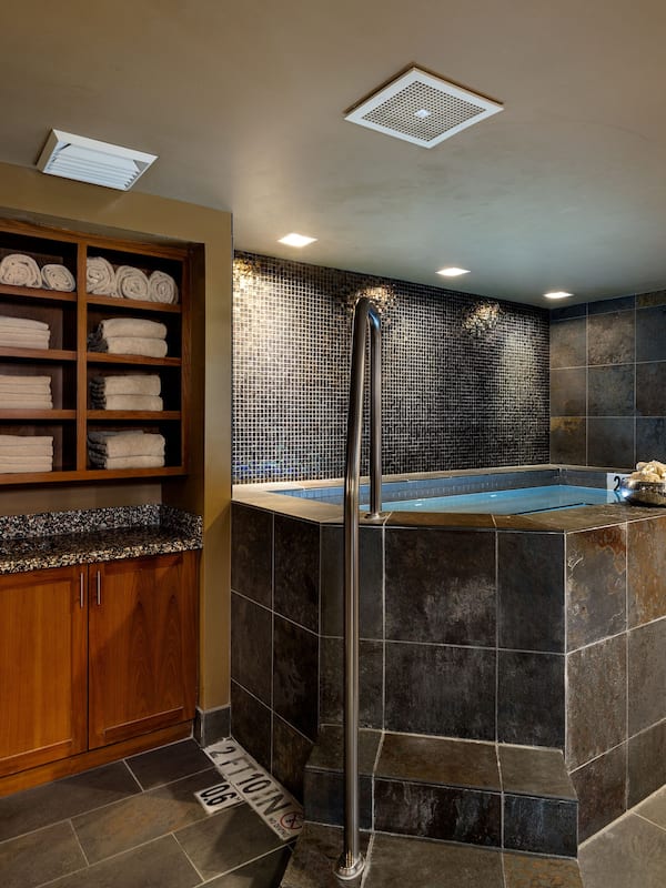 Indoor spa tub