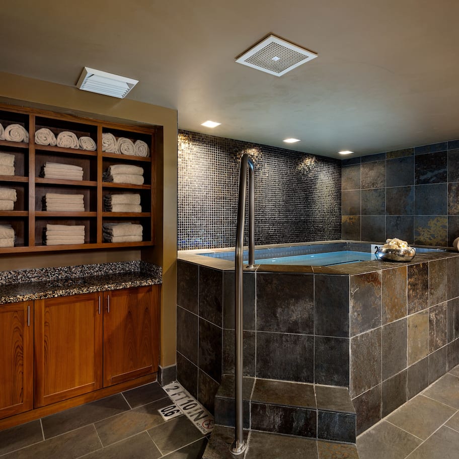 Indoor spa tub