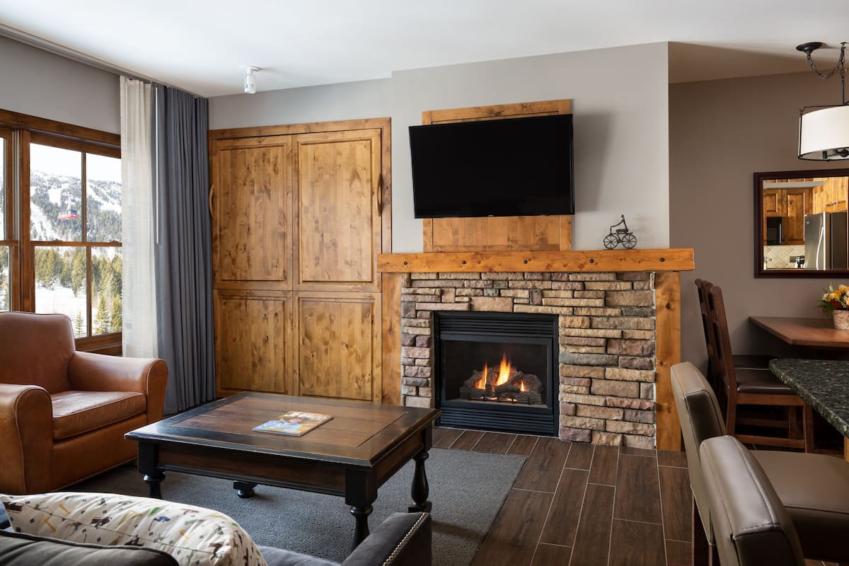 Studio (Alpine) | Wohnbereich | Fernseher