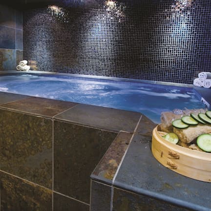 Indoor spa tub