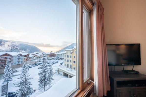 Chambre Classique, 1 très grand lit et 1 canapé-lit, vue montagne | Intérieur