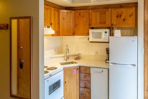 Suite Studio Majestueuse, 1 grand lit et 1 canapé-lit, vue montagne | Cuisine privée | Réfrigérateur, cafetière/bouilloire