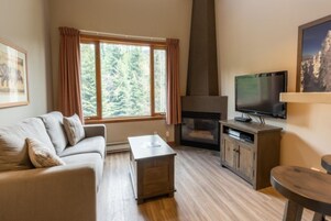 開放式客房 | 起居區 | 平面電視、 DVD 播放機