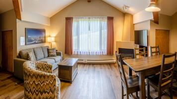 House, 1 Bedroom | Dining | Breakfast, lunch and dinner served