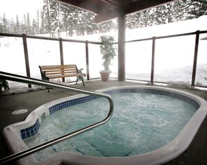 Outdoor spa tub - Cahilty Lodge (Sun Peaks)