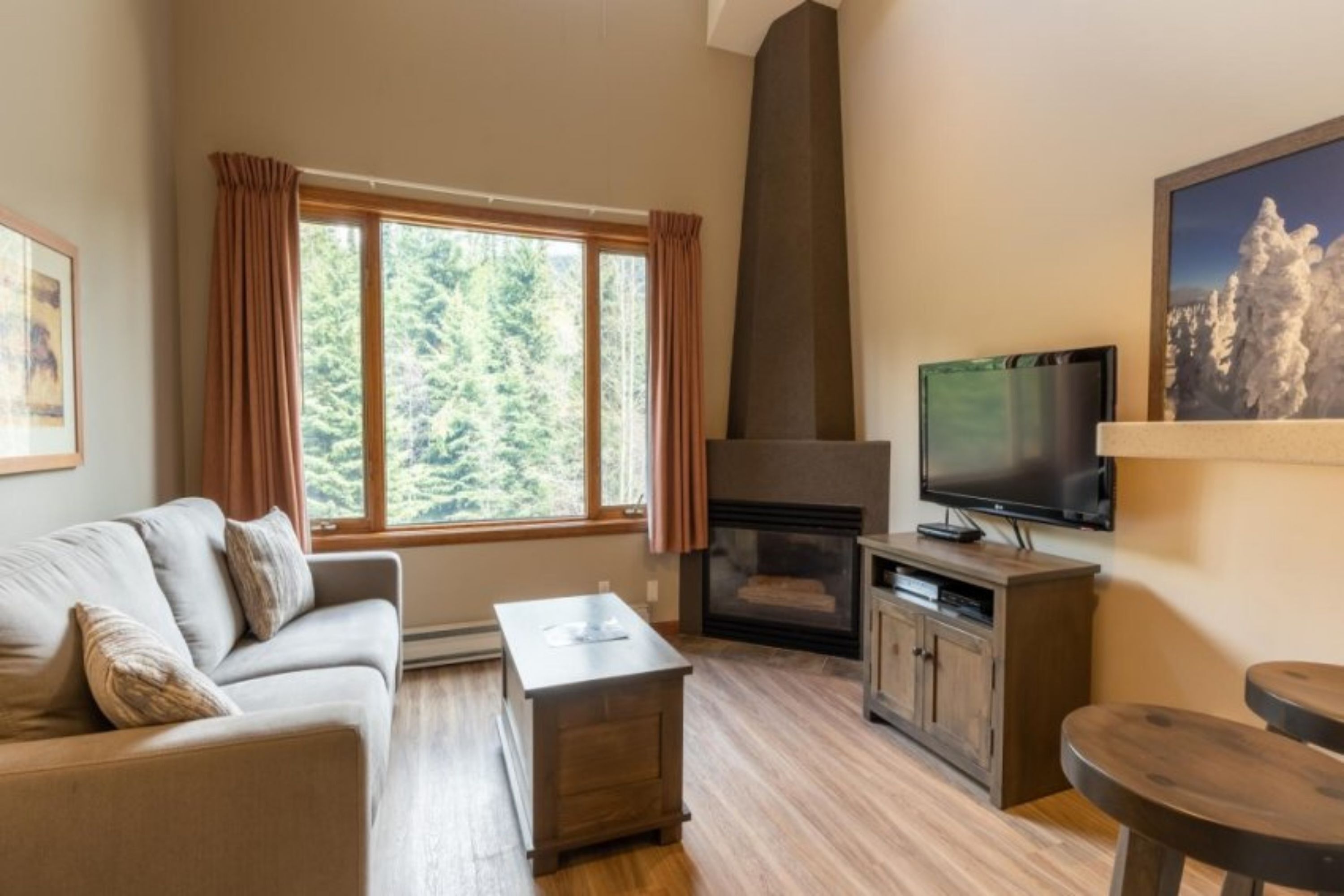 Studio | Living area | Flat-screen TV, DVD player