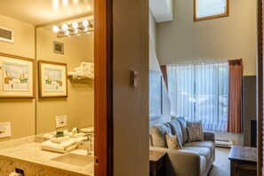 Studio | Salle de bain | Ensemble douche/baignoire, articles de toilette de luxe, sèche-cheveux