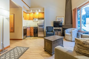 Chambre Majestueuse, 1 grand lit et 1 canapé-lit, vue montagne | Coin séjour