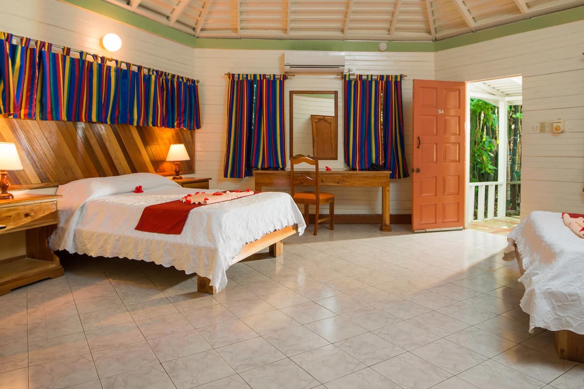 Colchones con pillow-top, muebles diferentes y escritorio