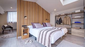 Um quarto moderno com cama, guarda-roupa, escrivaninha e cadeira.