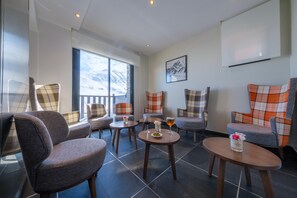 Ropa de cama de alta calidad y minibar 