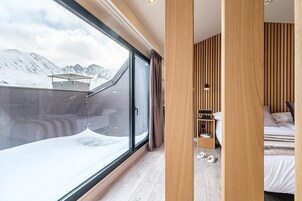 Premium bedding, minibar, in-room safe, free cribs/infant beds