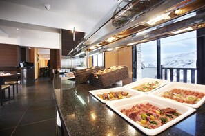 Breakfast and dinner served, Spanish cuisine - Hotel Caribou (Pas de la Casa)