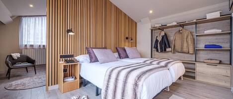 Premium bedding, minibar, in-room safe, free cribs/infant beds