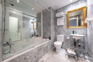 Ropa de cama de alta calidad y minibar 