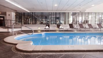 Piscina coberta (horari: 16:00-21:00) i gandules