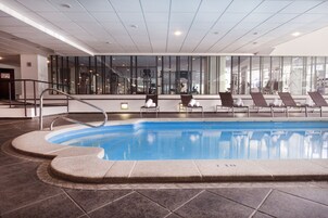 Una piscina cubierta (de 16:00 a 21:00), tumbonas
