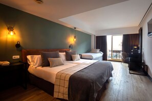 Minibar, safe på rommet, skrivebord og skrivebord for bærbar PC