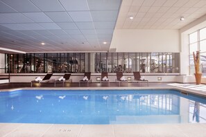 Innendørsbasseng og solsenger