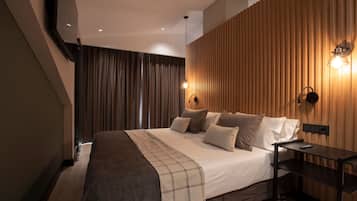 Una habitación de hotel moderna con una cama grande, un panel de pared de madera y una mesita de noche con lámpara.