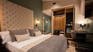 A modern bedroom with a large bed, a desk, and a walk-in closet. - Hotel Piolets Soldeu Centre by Nexta (Soldeu)