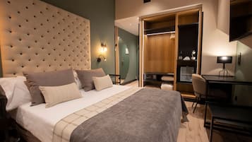 Habitación doble superior, vista a la montaña | Minibar, caja de seguridad en la habitación y escritorio