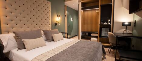 Superior Double Room, Mountain View | Minibar, in-room safe, desk, laptop workspace