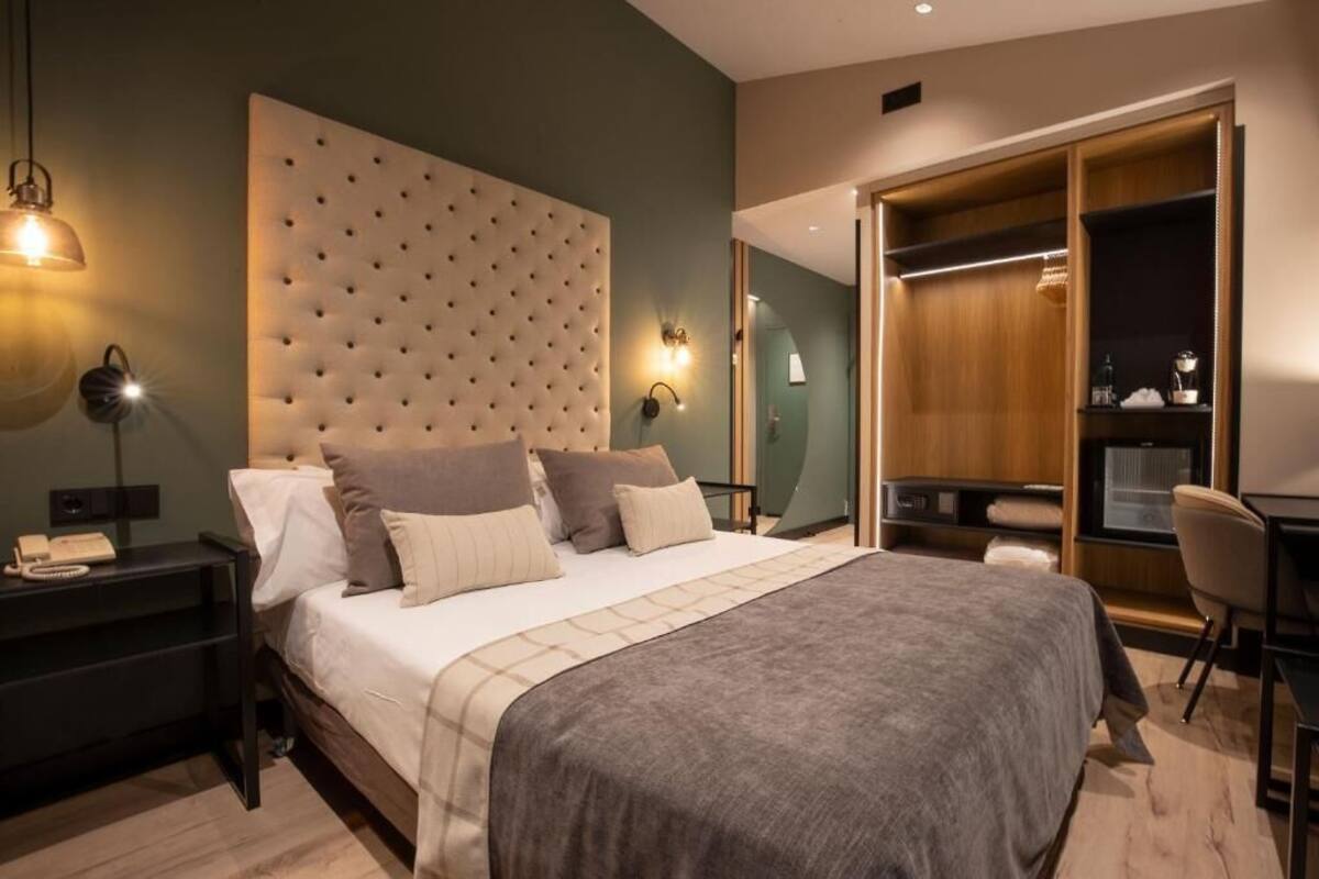 Minibar, caja de seguridad en la habitación y escritorio