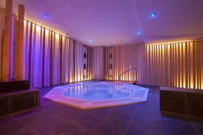 Sauna, hot tub, 1 treatment room, massages