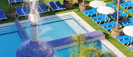 Piscine extérieure, parasols de plage, chaises longues