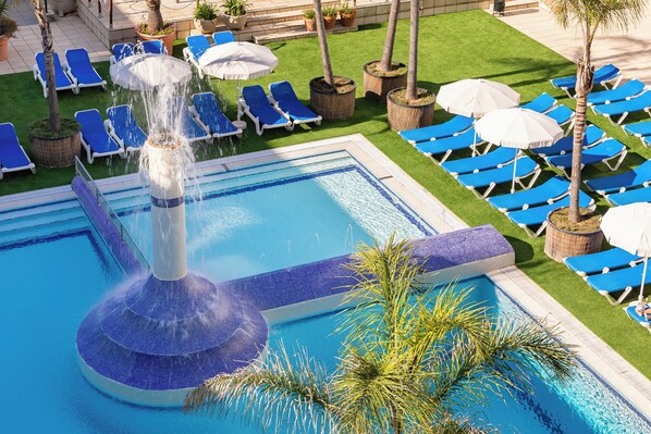 Outdoor pool, pool umbrellas, sun loungers