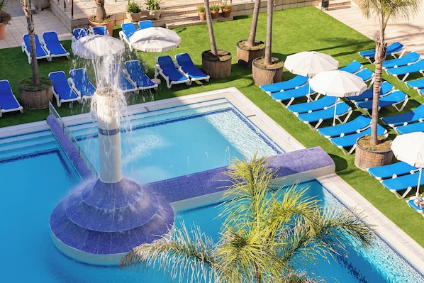 Outdoor pool, pool umbrellas, sun loungers