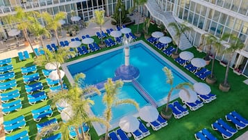 Piscine extérieure, parasols de plage, chaises longues