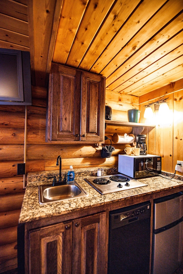 Classic Cabin | Private kitchenette