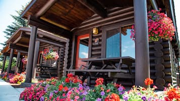 Classic Cabin | Living area